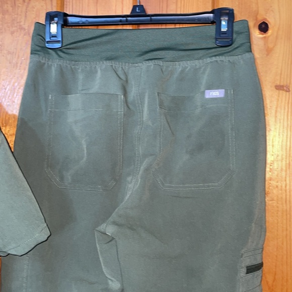 Moss green figs scrub set size XS/S nursing doctor scrub set straight leg pants - Picture 7 of 14